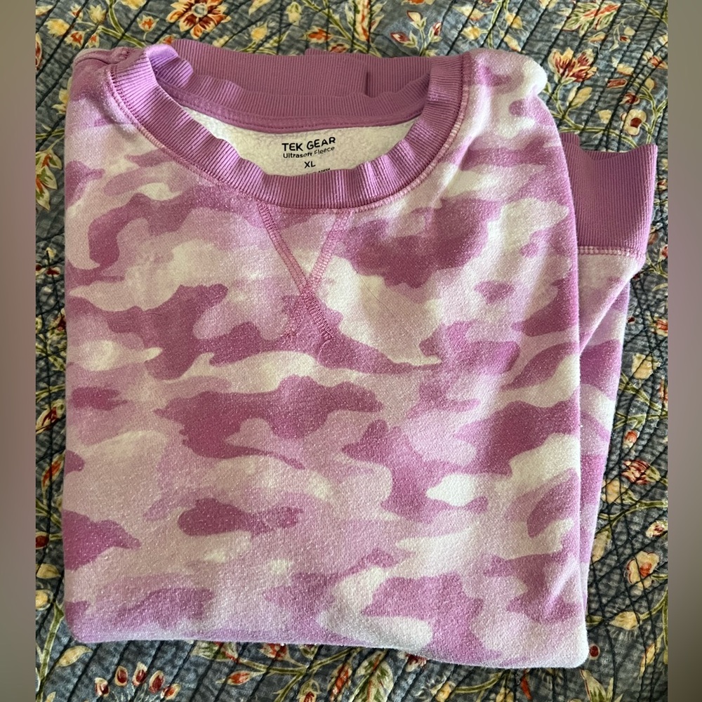 Pink camo print Tek Gear sweatshirt, size XL